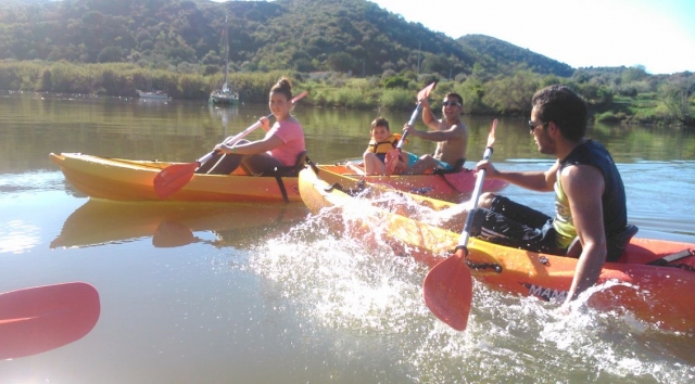 familia en kayak.jpg
